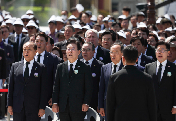 제44주년 5.18민주화운동 기념식에 참석한 여야 대표들(사진=연합뉴스)