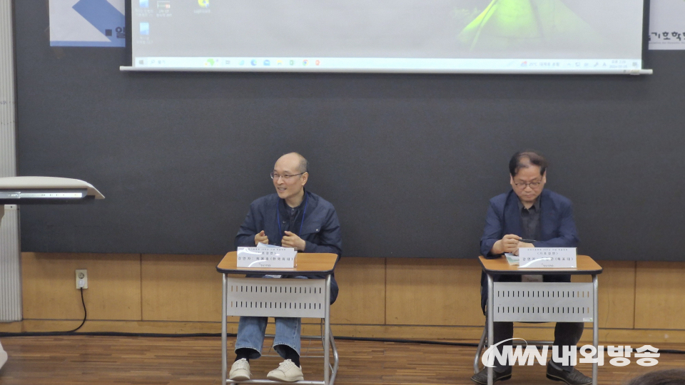 기조연설을 한 최용호 한국외대 교수(왼쪽)와 오장근 목포대 교수. (사진=임동현 기자)
