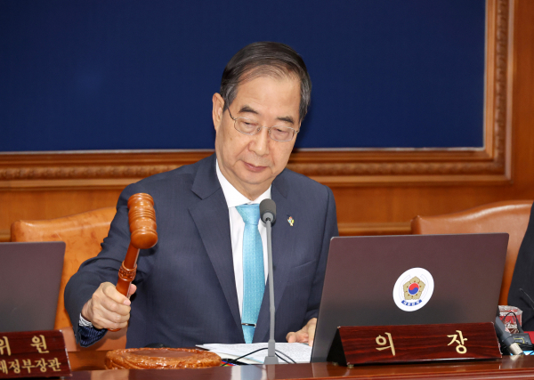 4일 제25회 국무회의에서 '9.19 군사합의' 효력정지를 의결한 후 한덕수 국무총리(사진=연합뉴스)