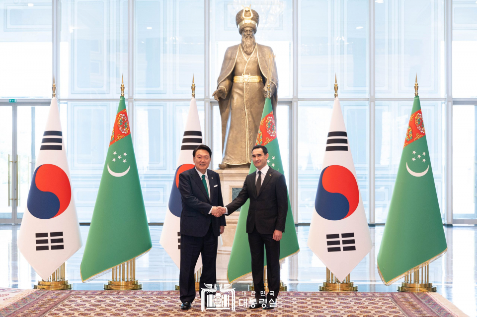 윤석열 대통령(좌)과 세르다르 베르디무하메도프 투르크메니스탄 대통령(우) (사진=대통령실)