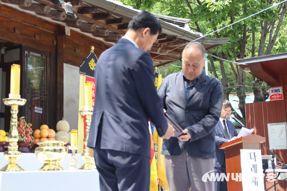 이승로 구청장(왼쪽)이 만해 한용운 선생의 외손자인 정재홍 씨에게 성북구 명예구민증을 수여하고 있다. (사진=임동현 기자)