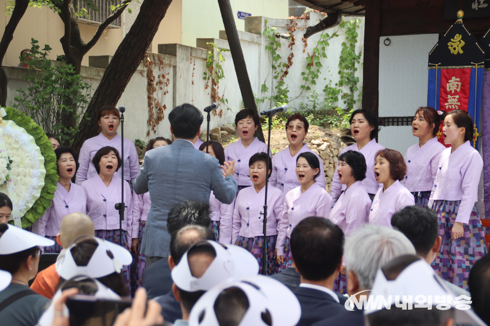 추모 노래를 부르는 홍룡사 여시아문합창단. (사진=임동현 기자)