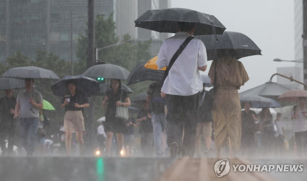 17일 오전 광화문 출근길(사진=연합뉴스)