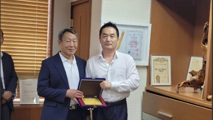공로패를 수상한 이병철 사무총장(우) (사진=세계태권도평화연맹)