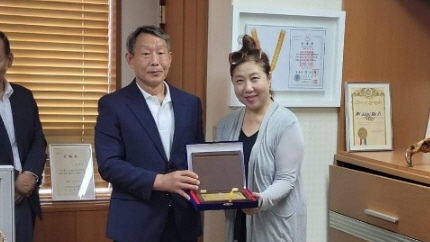 공로패를 수상한 임은주 문화예술위원장(우) (사진=세계태권도평화연맹)