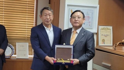 공로패를 수상한 최수환 (주)내외뉴스미디어그룹 회장(우) (사진=세계태권도평화연맹)