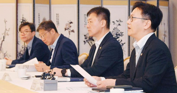 2일 김범석 기재부 1차관(우) 주재로 열린 '물가관계차관회의'(사진=기획재정부)