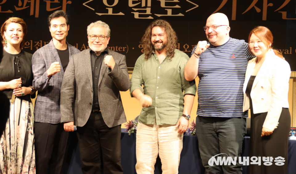 (왼쪽부터) 소프라노 흐라추히 비센츠, 테너 이용훈, 지휘자 카를로 리치, 테너 테오도르 일린카이, 바리톤 니콜로즈 라그빌라바, 소프라노 홍주영. (사진=임동현 기자)