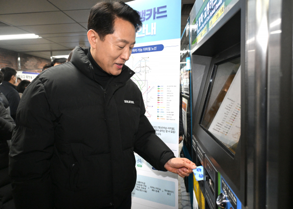 기후동행카드를 직접 충전 중인 오세훈 서울시장(사진=서울시청)