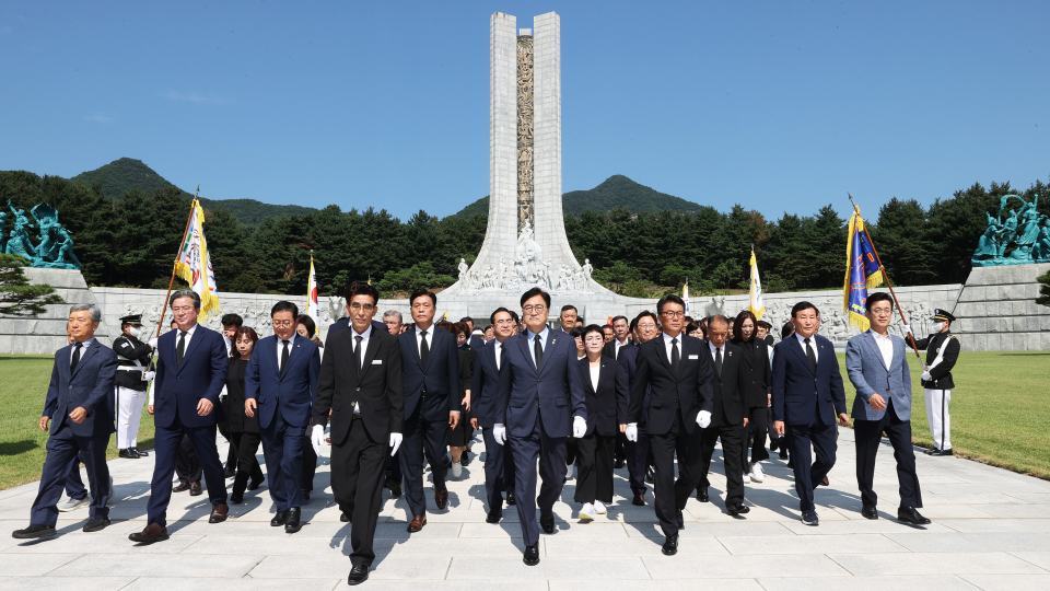 국립대전현충원 현충탑 참배한 우원식 국회의장 일동(사진=대한민국 국회)