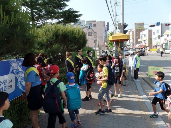 초등학교 등교지도 모습(사진=홍천군청)