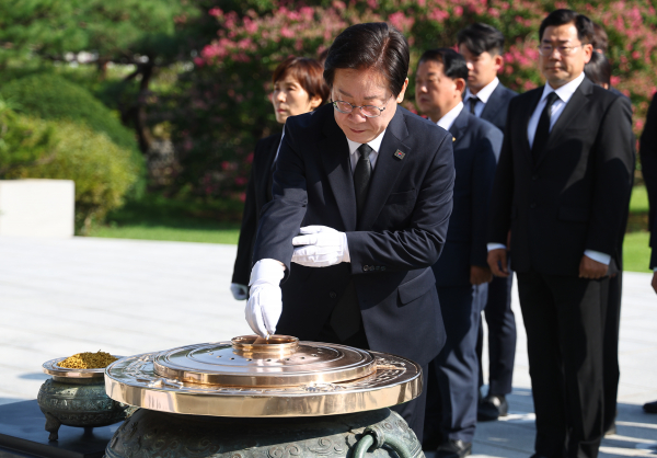 이재명 더불어민주당 대표가 19일 국립현충원을 찾아 분향했다.(사진=연합뉴스)