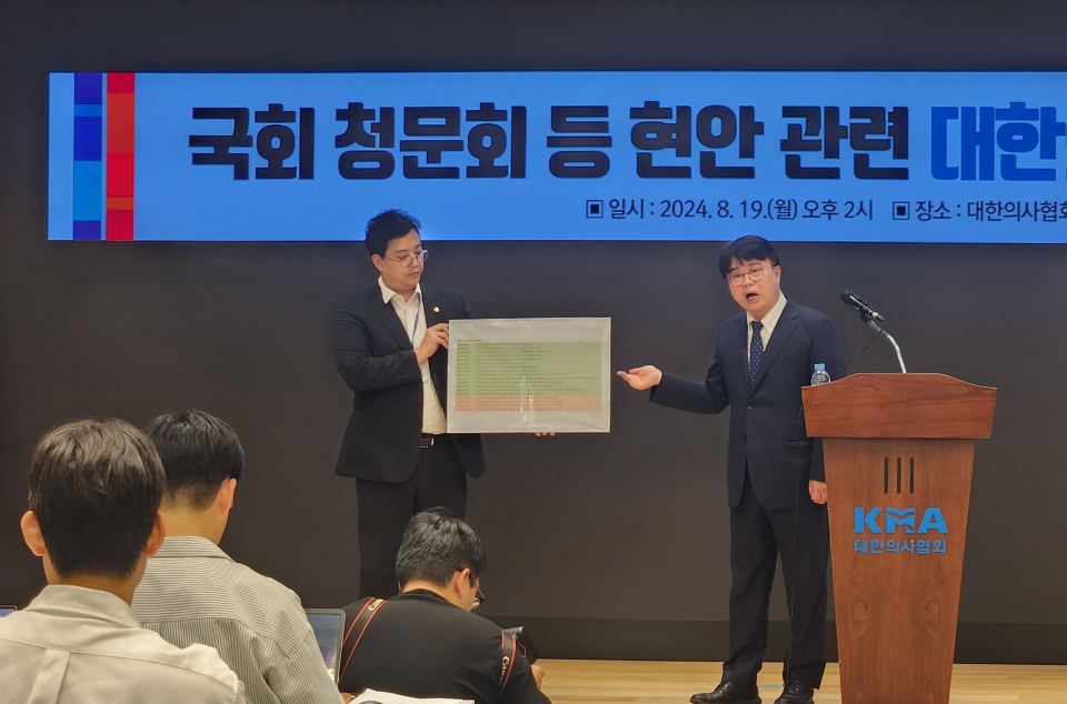 19일 기자회견을 통해 '정권 퇴진 운동'을 경고한 임현택 대한의사협회장(사진=대한의사협회)