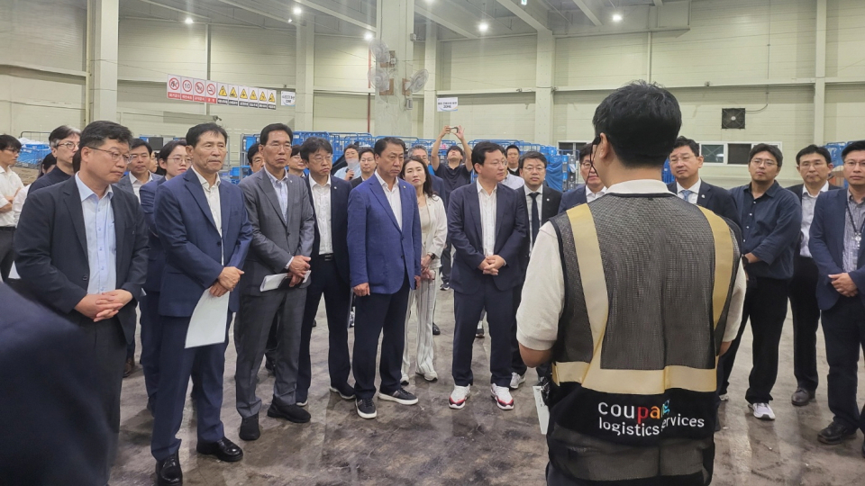 쿠팡 남양주 2캠프를 현장 실사한 국회 환경노동위원회(사진=국회 환경노동위원회)