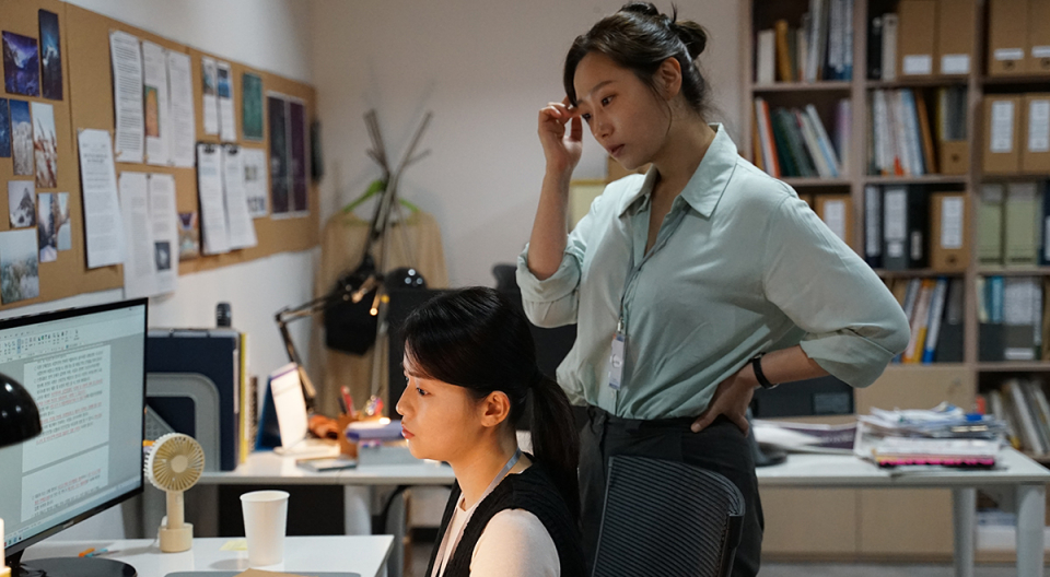 문경과 계약직 직원 '초월'(채서안 분). (사진=비아신픽처스)