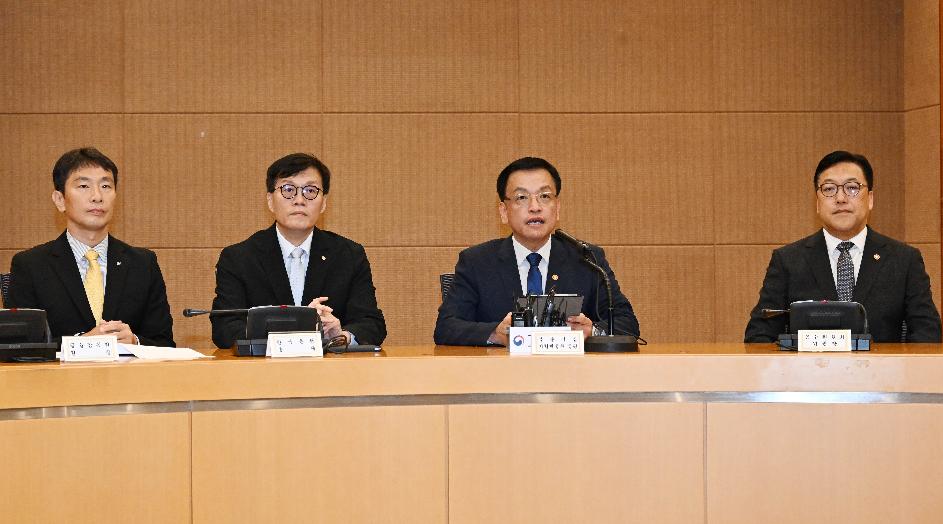 19일 오전 열린 거시경제금융회의(사진=기획재정부)