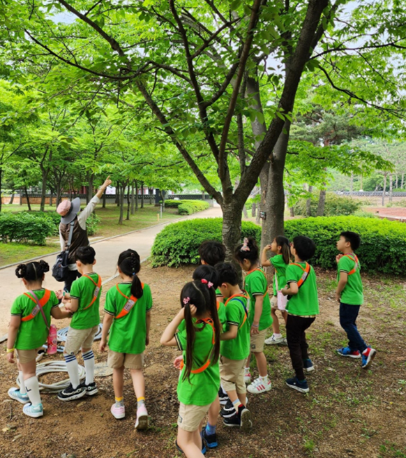 자연 체험 학습 중인 공공형어린이집 재원 아동들 (사진=인천시청)