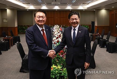 로런스 웡 싱가포르 총리(우)와 정상회담을 진행한 윤석열 대통령(좌)(사진=연합뉴스)