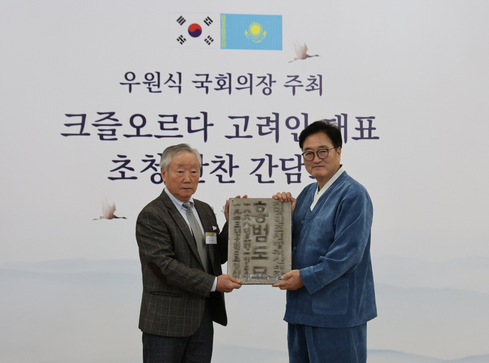 우원식 국회의장(우)이 김 례프 선생으로부터 '홍범도' 장군 묘비 원본 기증 받아(사진=대한민국 국회)