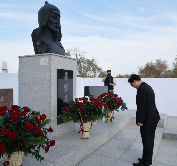 홍범도 장군 묘역 기념공원에 참배한 우원식 국회의장(사진=대한민국 국회)