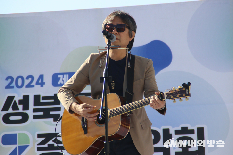 음악회의 마지막을 장식한 가수 김현성. (사진=임동현 기자)