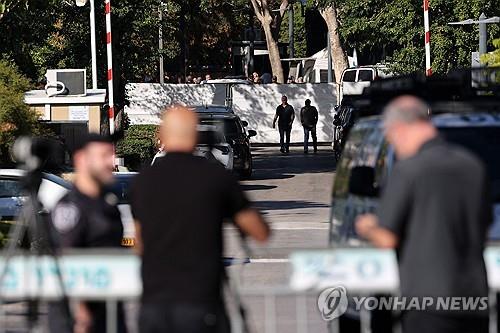 드론 공격을 받은 후 경비가 삼엄해진 네타냐후 총리 자택(사진=연합뉴스)