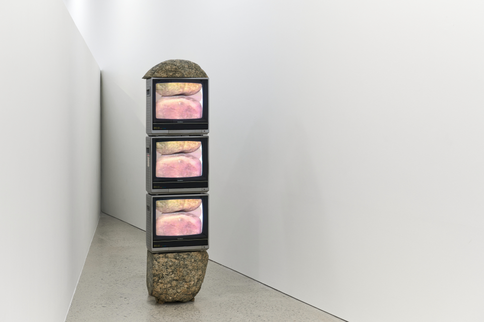 박현기, 무제, 1986, 영상 설치; 단채널 영상, 컬러, 무음; 돌 21개, 모니터 3대, 207x51x46cm. (사진=국립현대미술관)