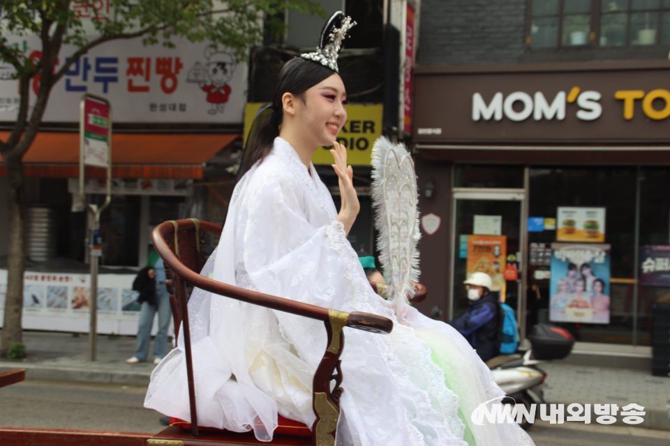 구경온 주민들을 향해 손을 흔드는 선녀. (사진=임동현 기자)