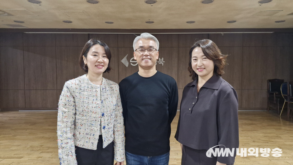 (왼쪽부터) 이신애 반주자, 박정수 지휘자, 곽정아 회장. (사진=임동현 기자)