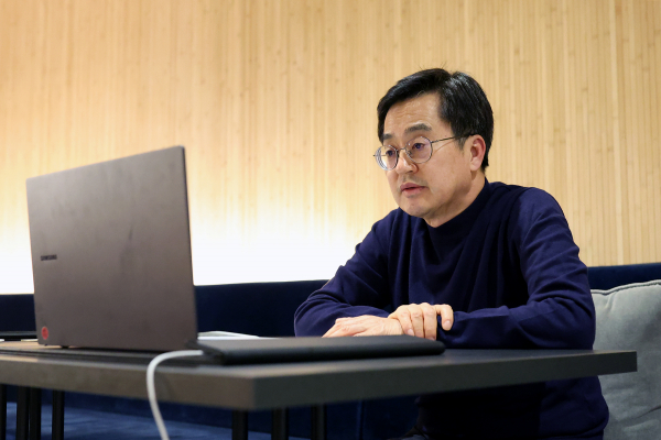 김동연 경기도지사가 순방지인 네덜란드 숙소에서 긴급 상황 점검 화상 회의를 하고 있다 (사진=경기도청)