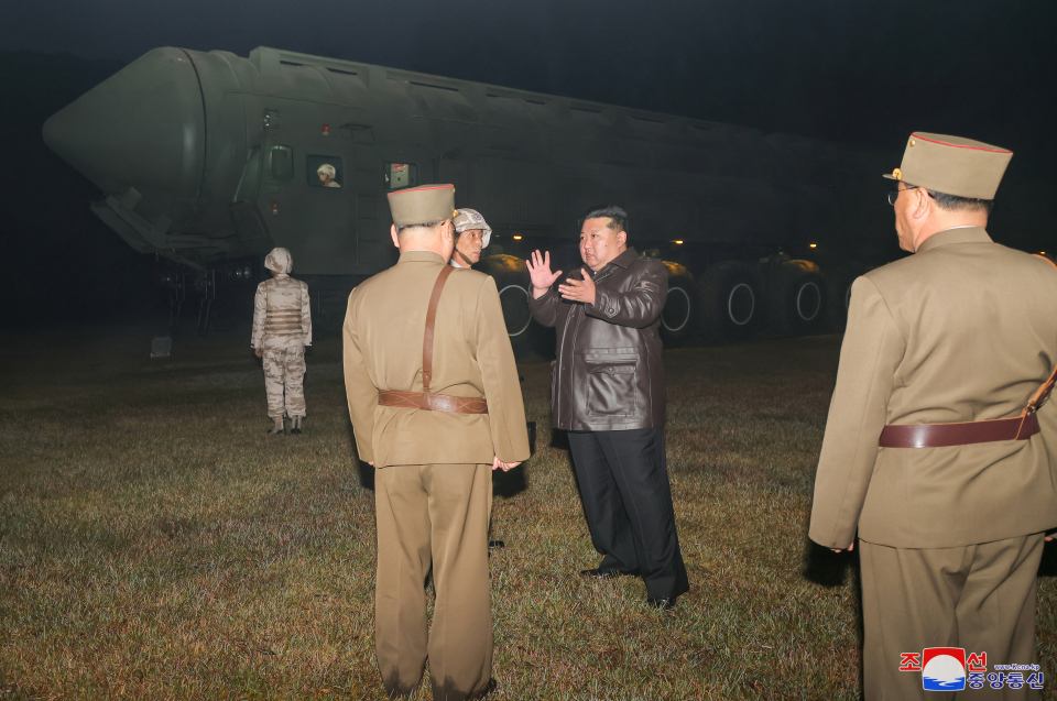 화성포-19 발사를 참관한 김정은 북한 국무위원장(사진=조선중앙통신, 연합뉴스)
