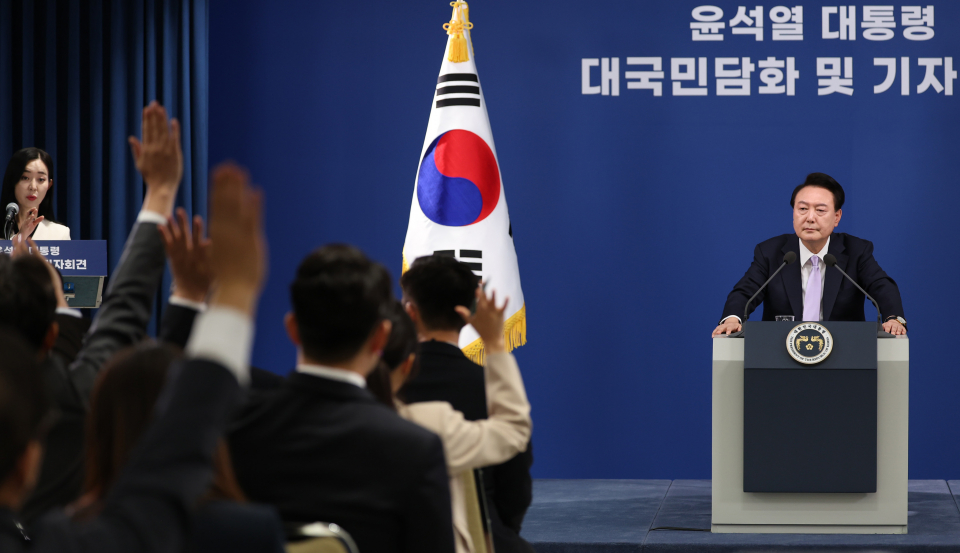 기자들의 질문을 받는 윤석열 대통령(사진=연합뉴스)