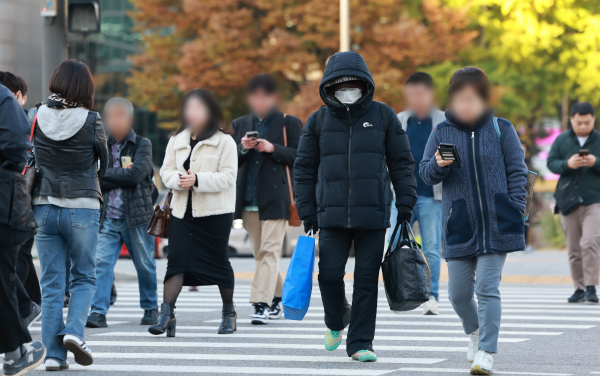 기온이 뚝 떨어진 7일 아침 출근길 모습(사진=연합뉴스)