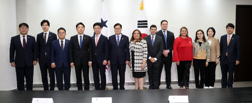 파나마 국회의장과 면담한 우원식 국회의장과 의원들(사진=대한민국 국회)