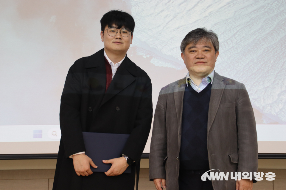 학문후속세대 논문발표 최우수상을 받은 최병근(왼쪽)씨와 김상헌 인문콘텐츠학회 회장. (사진=임동현 기자)