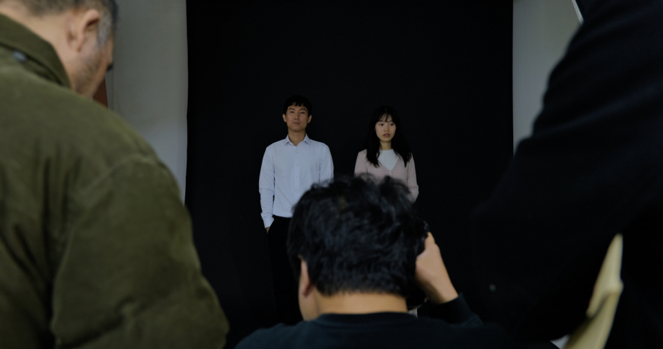 가짜 결혼 사진을 찍는 도경(이도진 분)과 고은(이수정 분). (사진=씨네소파)