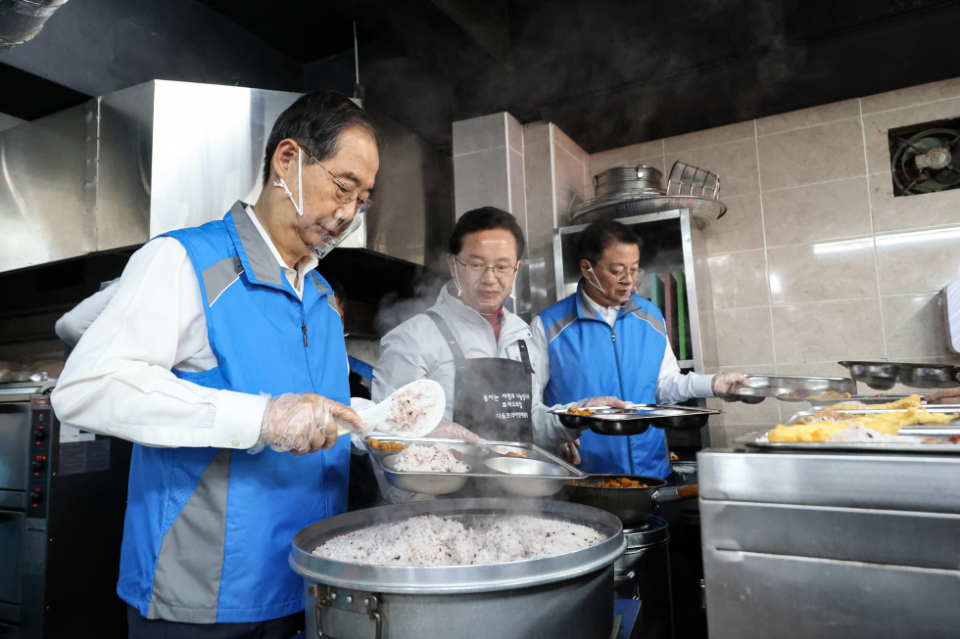 '토마스의 집'에서 배식봉사를 한 한덕수 국무총리(사진=국무조정실)