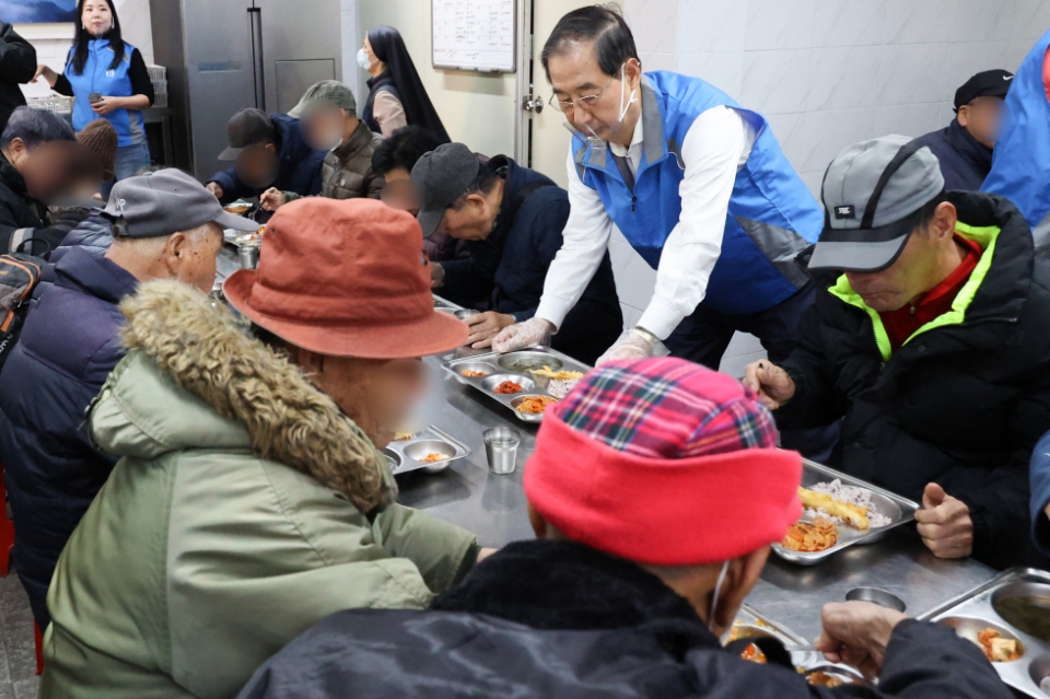 직접 배식 봉사에 나선 한덕수 국무총리(사진=국무조정실)