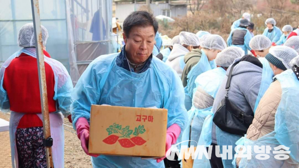 김장 봉사에 함께 한 이규희 전 국회의원(사진=김혁기 기자)