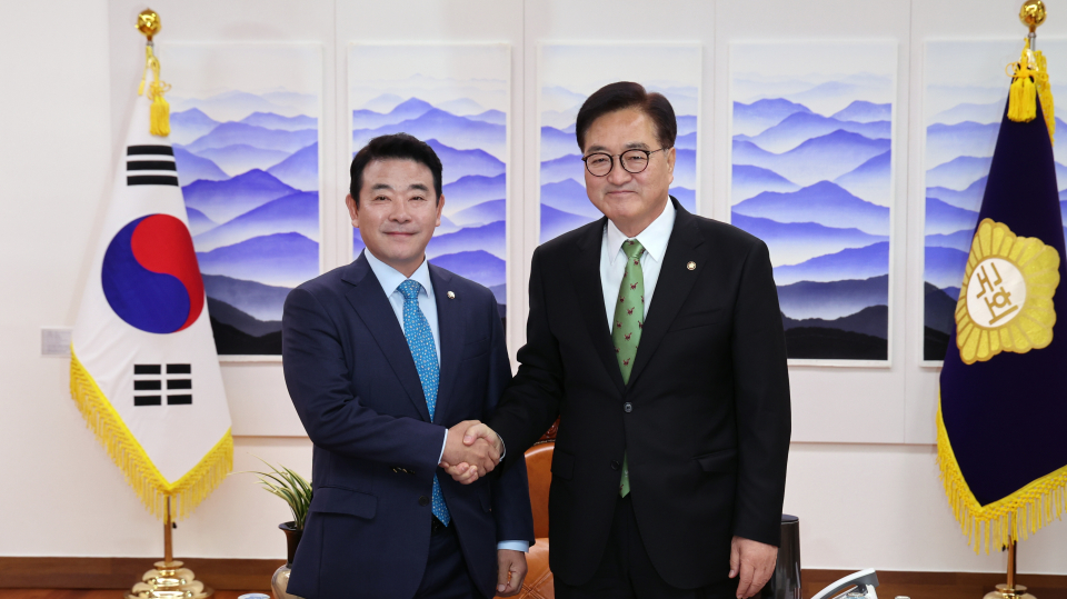 박정 예결위원장(좌)과 환담한 우원식 국회의장(우) (사진=대한민국 국회)
