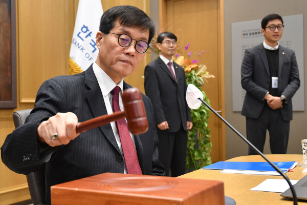 금융통화위원회 회의에서 의사봉을 두드리는 이창용 한국은행 총재(사진=연합뉴스)