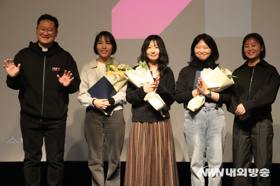 이문수 2030 청년영화제 집행위원장(맨 왼쪽)과 시나리오 멘토링에 선정된 감독들. (사진=임동현 기자)