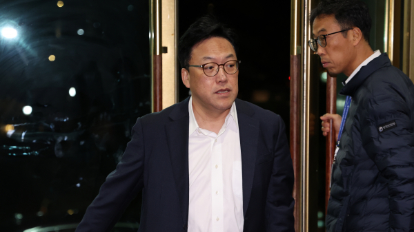 오늘 새벽 긴급히 정부 서울청사로 들어서는 김병환 금융위원장(사진=연합뉴스)