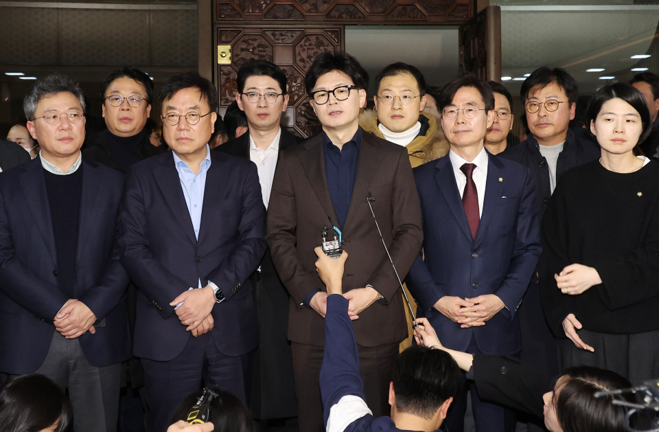 한동훈 대표를 포함한 국민의힘 의원들(사진=연합뉴스)