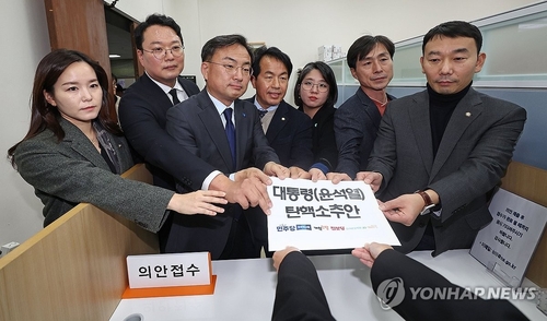 국회 의안과에 4일 윤석열 대통령 탄핵소추안을 제출한 야6당(사진=연합뉴스)