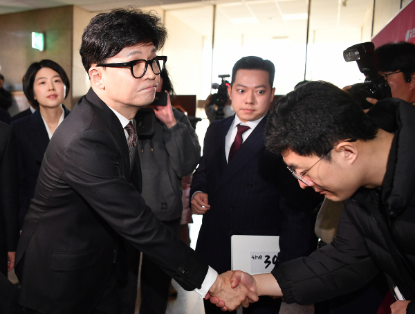 한동훈 대표가 당 대표직 사퇴 발표 이후 당직자들과 악수를 나누고 있다.(사진=연합뉴스)