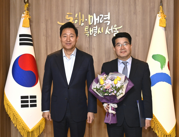 송형종 서울문화재단 신임 대표이사(오른쪽)와 오세훈 서울시장. (사진=서울문화재단)
