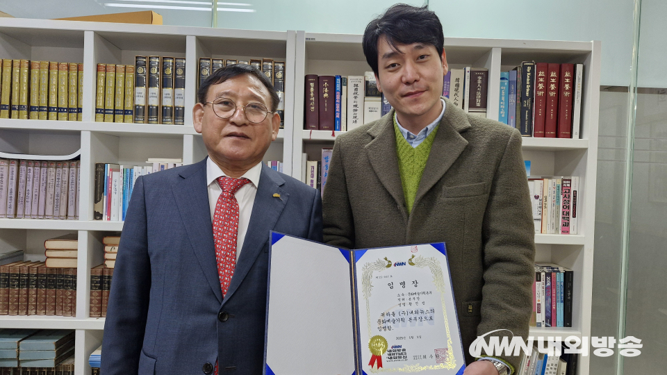 황진성 내외방송 문화예술국 기획본부장(오른쪽)과 최수환 내외방송 대표. (사진=임동현 기자)
