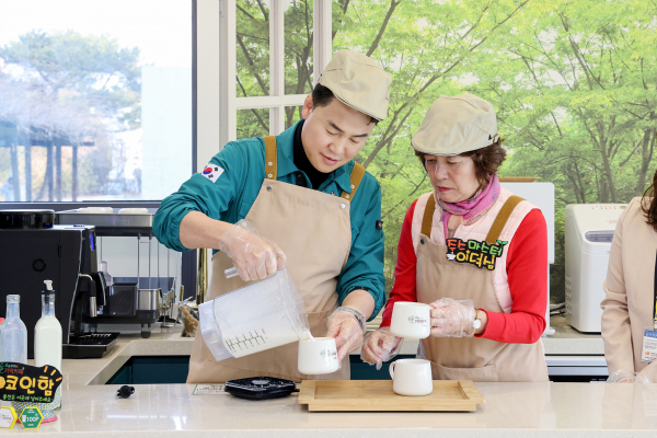 인삼 주스를 만드는 오언석 도봉구청장(왼쪽)과 종사자. (사진=도봉구)