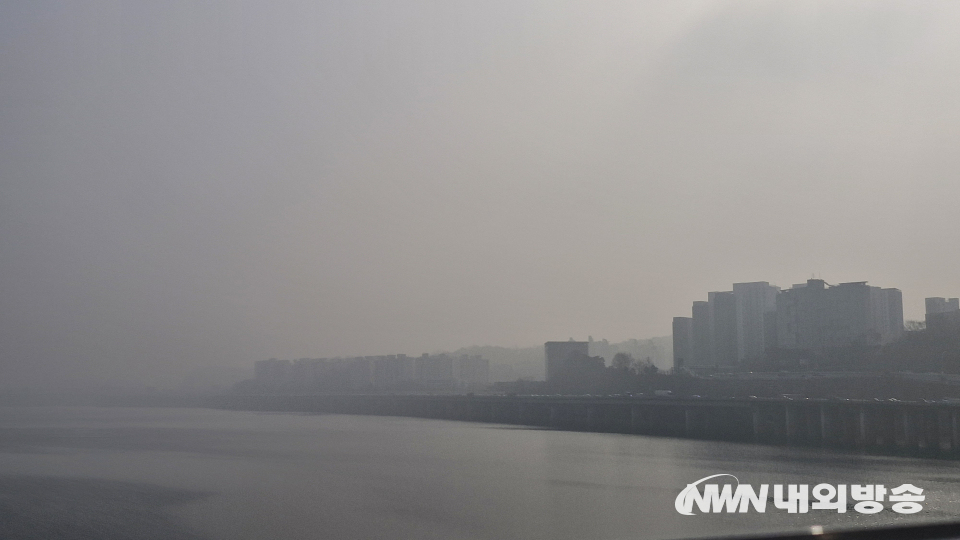 21일 오후, 한강대교에서 바라본 한강은 미세먼지에 둘러쌓였습니다. (사진=임동현 기자)